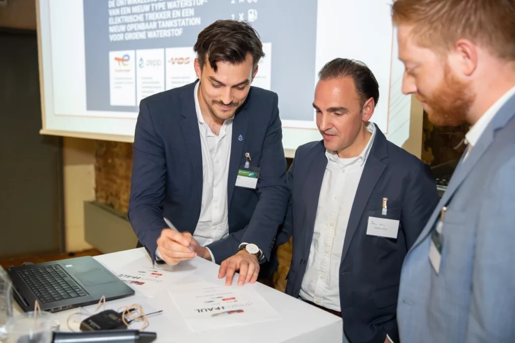 (Left to right) Kevin Schreiber (zepp.solutions), Roy van Verseveld (Vos) and Nick Koekkoek (BCTN) sign the order confirmation for 2 hydrogen tractors